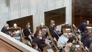 Nezostalo len pri adresách, ale aj škôlkach či hrobových miestach. Poslanci podávajú trestné oznámenie