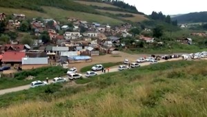 Osadou lietali kamene, hromadnú bitku stoplo až 50 policajtov