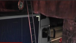 Nákladiak sa zasekol pod železničným podjazdom. Na toto sa vodič vyhováral