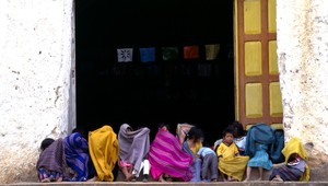 Polícia zasahovala v detskom domove, oslobodila 458 detí