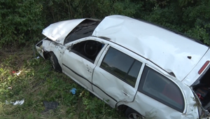 Auto po zrážke vyletelo z cesty a viackrát sa prevrátilo, vodiča previezol vrtuľník
