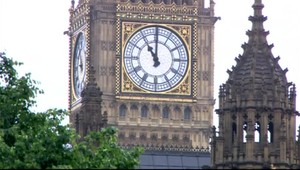 Pred parlamentom zadržali muža s nožom