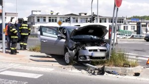 Vodič prešiel na červenú, na križovatke sa zrazil s dodávkou