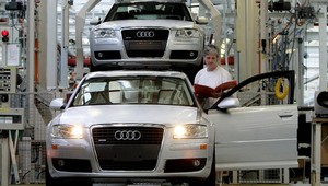 Pápež hlása skromnosť, jeho podriadení jazdia na luxusných autách