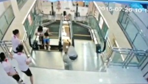 Tragédia v nákupnom centre. Ženu zabil eskalátor, zachránila dvojročného syna