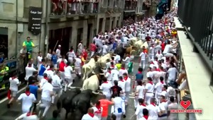 Video: Tradičný beh pred býkmi sa skončil piatimi zranenými
