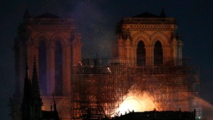 Pri ničivom požiari katedrály Notre Dame zasahovalo viac ako 400 hasičov
