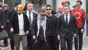 Člena severoírskej skupiny Kneecap oslobodili od obvinenia z podpory terorizmu