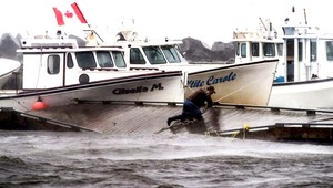 Búrka Arthur zasiahla Kanadu, 250 000 odberateľov je bez elektriny