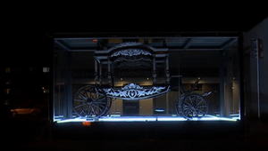 Majiteľ pohrebníctva vystavil na sídlisku historický koč na prevoz zosnulých. Niektorí obyvatelia sú vydesení