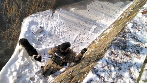 Unikátna záchrana psa, uviazol na ľadovej kryhe v Hrone