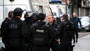 Amatérske video: Zachytáva zásah komanda i odpálenie sa teroristu