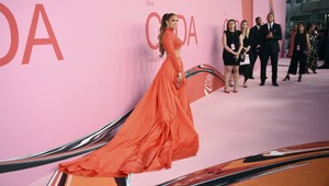 JLo šokovala výberom šiat. Zdobilo ich 43 200 kryštálov!