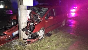 Auto, v ktorom sedeli manželia, vrazilo do betónového stĺpa. Tragédiu neprežila  57-ročná žena