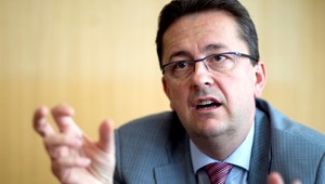 Upratovanie na ministerstve obrany. Používajú neznámu kyselinu