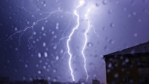 Meteorologička varuje pred silnými búrkami a krupobitím