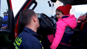 Krásny čin dobrovoľných hasičov z južného Slovenska. Po tragickej nehode kamionistu prekvapili vdovu s dvomi deťmi