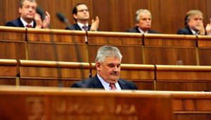 Opozícia Richtera neodvolala, rozprava trvala 16 hodín