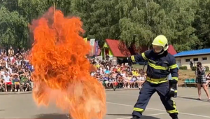 VIDEO: Čo sa stane, keď chcete vodou uhasiť horiaci olej na sporáku?