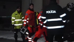 Ohavný zločin v rodinnom dome. V obývačke ležalo dosekané telo muža