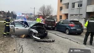V dôsledku zrážky troch áut na západe Slovenska zomrela jedna osoba