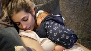 Znásobená láska! Jasmina s milovaným bábätkom na hrudi