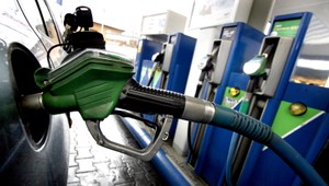 Cena za naftu a benzín stúpla. Tankujeme čoraz drahšie