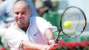 Najhustejší Agassi v Bratislave! Odohrá exhibíciu s Dominikom Hrbatým