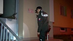 Polícia už má výsledky testov muža, ktorý postriekal vchody krvou a vykrikoval, že má HIV