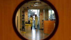 Výmeny v zdravotníctve súvisia s blížiacimi sa voľbami, tvrdí analytik