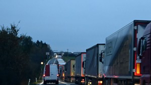 Mimoriadna kolóna kamiónov na východe: Ráno presiahla 20 kilometrov