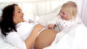 Tlak verejnosti zvíťazil! Mamičky príspevok dostanú