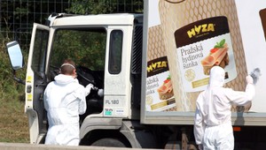 Príčinou smrti 71 migrantov bolo udusenie, pitvy pokračujú