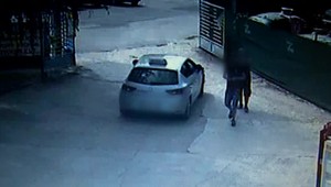 Muža o peniaze obrali brutálnym spôsobom, zavreli ho v aute a bili až sa povracal