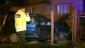 Opitý vodič skončil v plote rodinného domu, nafúkal takmer tri promile