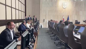 Vláda rokuje o obrnených transportéroch aj o zvýšení kapacít väznice v Žiline. Stretne sa aj tripartita k rozpočtu