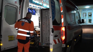 Muž ležal na zemi, niektorým autám skákal do cesty. Chcel skončiť so životom