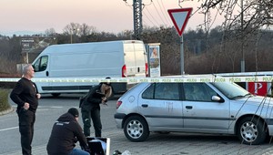 Pred obchodným domom našli zraneného muža. V aute mala byť aj žiletka