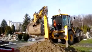 VIDEO: V Seredi pochovávajú zosnulých pomocou bagra. Podľa miestnych je to cez čiaru