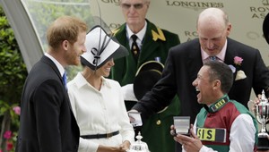 Vojvodkyňu pobozkal cudzí muž, Harry mu pohrozil prstom