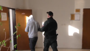 Muž znásilnil ženu v izbe, kde ležala jej bezvládna mama. Obvineného predviedli pred sudcu