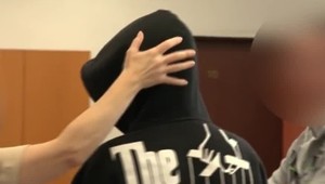 Obvinili ho z nebezpečného vyhrážania. Na matku mal útočiť päsťami aj nožom