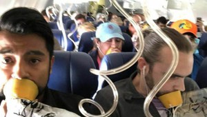 Zábery z leteckého nešťastia. Takmer nikto nemal kyslíkovú masku nasadenú správne