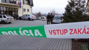 Zlodej-babrák. Pošmykol sa, peniaze mu vyleteli z ruky