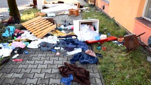 Rozbíjal nábytok aj okná, veci vyhadzoval na ulicu. Nočnú drámu 40-ročného muža ukončili až policajti