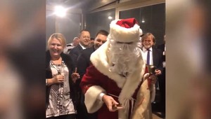 VIDEO: Robert Fico ako Mikuláš. Koaliční kolegovia dostali alkohol a cigary