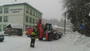 Kalamita na severe. Hasiči pomáhajú pri odstraňovaní snehu zo striech
