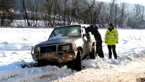 Mladík sa rútil dedinou, unikal pred colníkmi