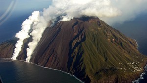 Sopka Stromboli opäť vybuchla. Stúpajúci dym bolo vidieť na kilometre ďaleko
