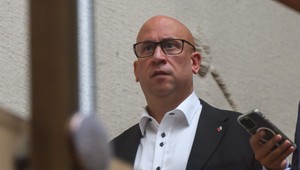 Fico odmietol Rážovú demisiu, tak jeho odvolanie navrhla opozícia. Rozhodnúť sa môže už v pondelok